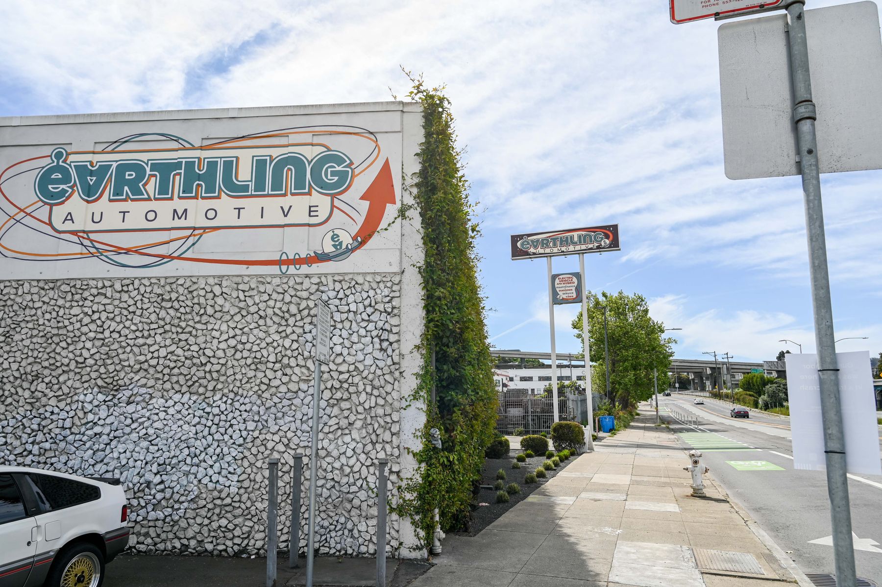 The painted Earthling wall and the tall street sign, looking down Bayshore Boulevard
